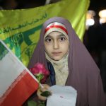 اهدای گل به دختران به مناسبت میلادحضرت فاطمه معصومه سلام الله علیها در موکب کارکنان جهادکشاورزی استان قم