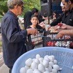 خدمت در مسیر وداع؛ پذیرایی گرم خادمان جهاد کشاورزی از دلدادگان رهبر شهید در قلب شهر قم