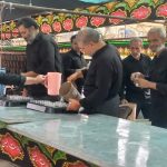 خدمت در مسیر وداع؛ توزیع شربت خنک در هوای گرم توسط خادمان جهاد کشاورزی از دلدادگان رهبر شهید در قلب شهر مقدس قم ‌